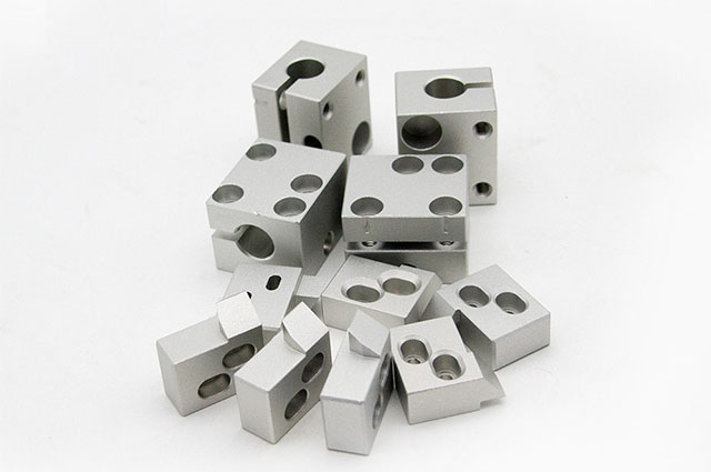 臥式CNC加工結構什么？企業(yè)使用臥式CNC加工要注意什么